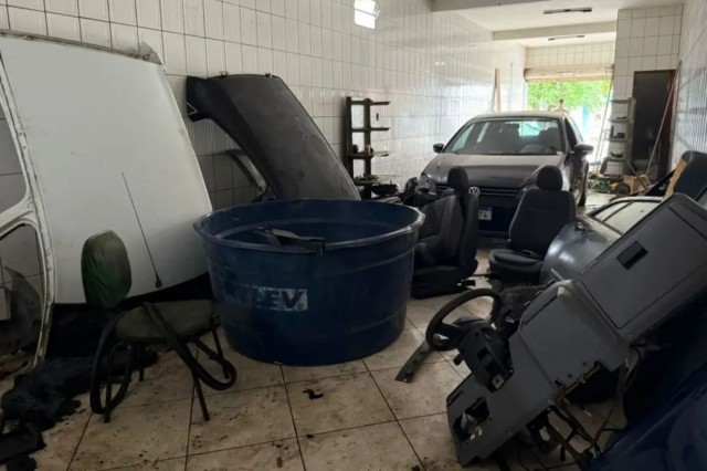 PM encontra carro roubado e peças de desmanche em galpão na Baraúna