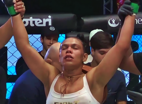 Layze mantém domínio absoluto em defesa inédita do cinturão