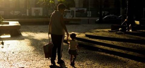 Mulheres brasileiras dedicam 10 horas a mais que homens aos cuidados não remunerados