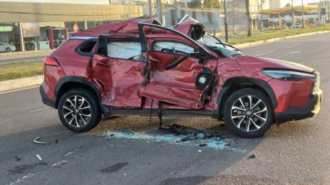 Acidente entre Corolla Cross e ônibus deixa um morto e um ferido em Feira de Santana