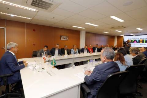 Governador assina ordem de serviço para restauração da BA-052 durante reunião com o prefeito de Irecê