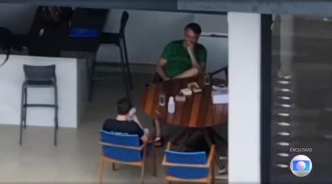 Moraes manda Bolsonaro explicar uso de celular por Nikolas em visita