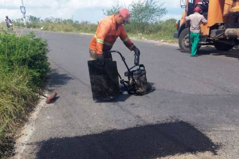 Ruas e avenidas de Feira recebem manutenção na pavimentação após as chuvas