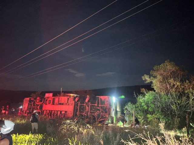 Duas pessoas ficam feridas após ônibus tombar no Vale do Jiquiriçá