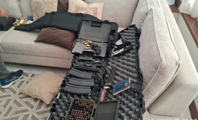 Polícia apreende armamento pesado após denúncia de violência psicológica em Simões Filho