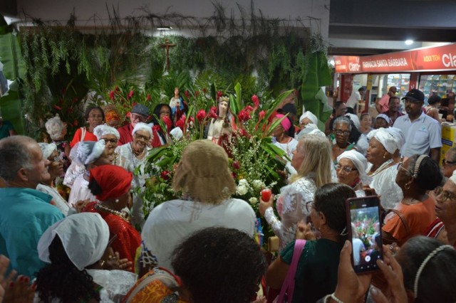 Fiéis comemoram Dia de Santa Bárbara/Iansã no Centro de Abastecimento nesta quinta (4)