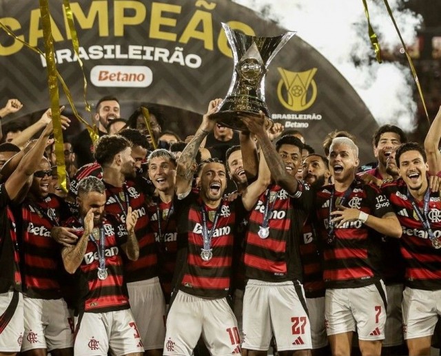 Flamengo vence o Ceará no Maracanã e conquista o Brasileirão com uma rodada de antecedência
