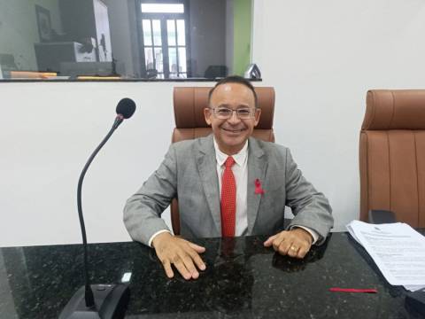 Vereador Ivamberg cobra explicações sobre atrasos salariais de profissionais de saúde