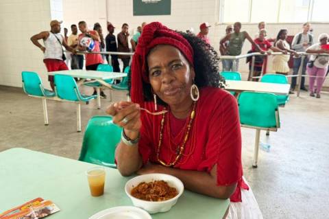 Caruru é servido para 3 mil pessoas no Dia de Santa Bárbara no centro de abastecimento