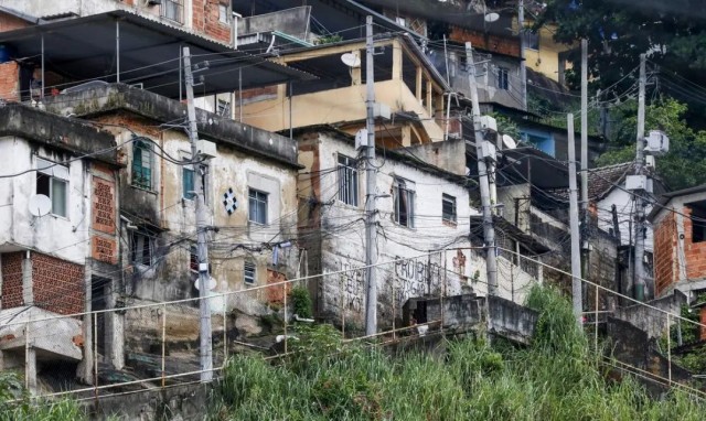 Quase 20% da população de favelas vivem em vias onde não passam carros
