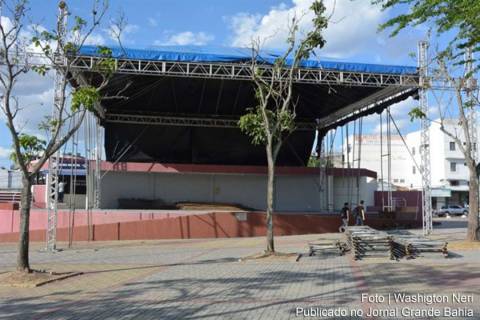 Palco para o Natal Encantado começa a ser montado