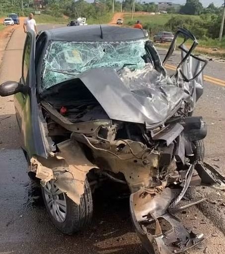 Professor morre após batida entre carro e caminhonete na BR-101