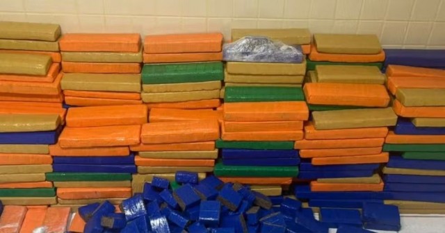 Quase uma tonelada de maconha é apreendida em casa na Região Metropolitana