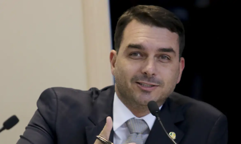 Flávio Bolsonaro diz agora que candidatura é irreversível e que sobrenome é vantagem sobre Tarcísio