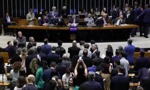 Câmara dos Deputados retoma trabalhos após retirada à força de Glauber Braga