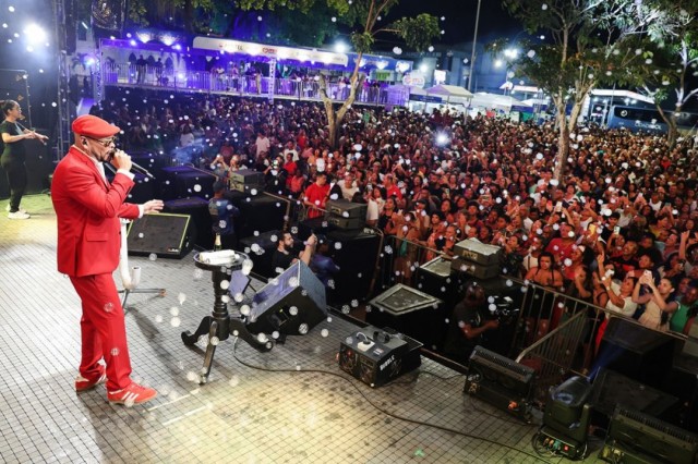Rock de Thathi e afro-pop de Jau levam público ao delírio na segunda noite do Natal Encantado