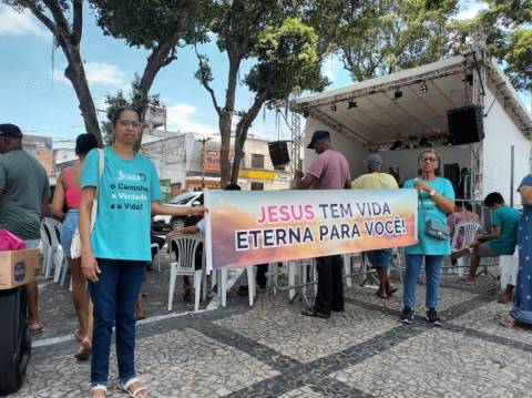 Evangélicos promovem encontro para celebrar Dia da Bíblia em frente ao Paço Municipal Maria Quitéria