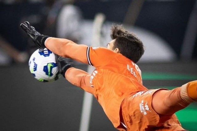 Léo Jardim decide nos pênaltis, Vasco elimina o Fluminense e chega à final