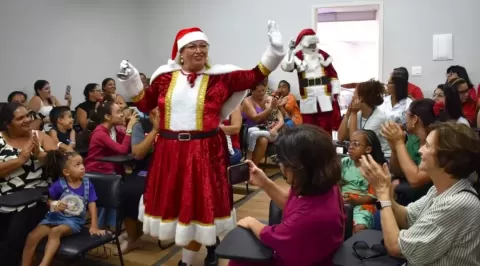 Papai Noel dos Correios começa a entrega de presentes na Bahia