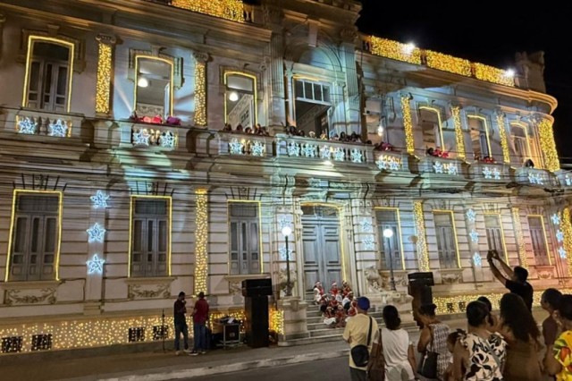 Balé e corais dão o tom da programação natalina no estacionamento da Prefeitura nesta 4ª