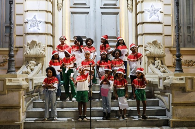 Coral infantil se apresenta do estacionamento da Prefeitura no Natal Encantado nesta quinta (18)