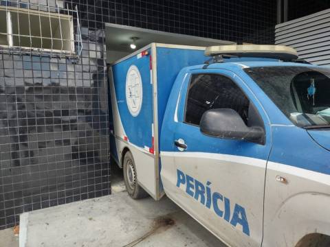 Homem é morto a tiros dentro de carro em Feira de Santana