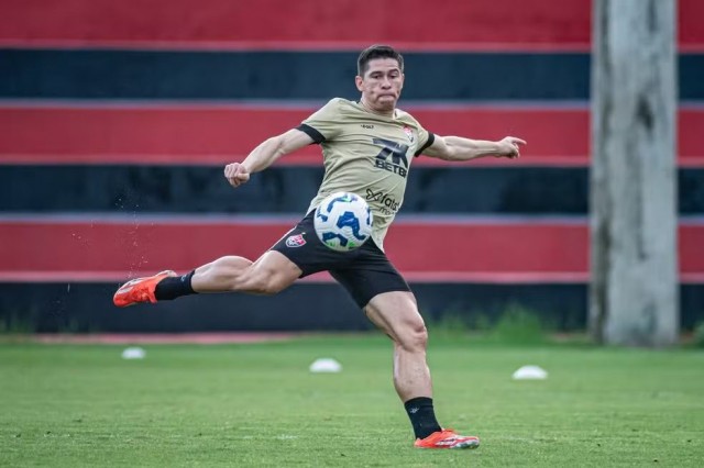 Osvaldo negocia renovação com o Vitória e projeta futuro fora das quatro linhas