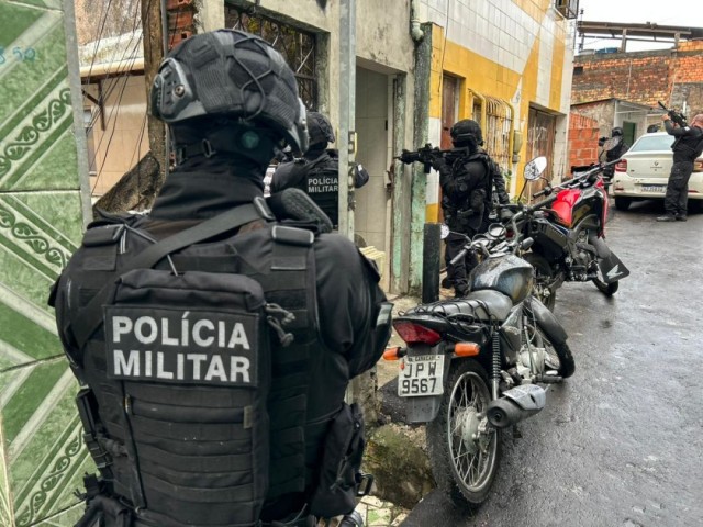 Polícia desarticula ponto de armazenamento de armas e drogas durante na capital baiana