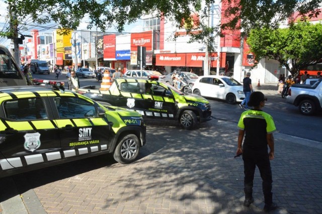 SMT realiza operação de fiscalização e educação no Centro