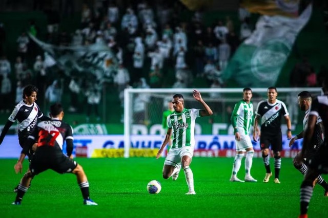 Do futsal à Série A: Caíque Gonçalves é o primeiro reforço do Vitória para 2026