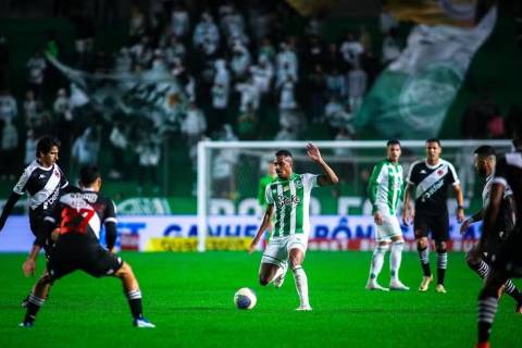 Do futsal à Série A: Caíque Gonçalves é o primeiro reforço do Vitória para 2026