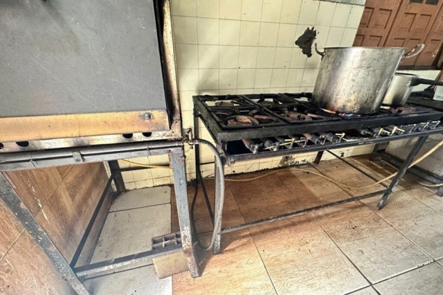 Após denúncia anônima, restaurante na Getúlio Vargas é interditado por condições precárias de higiene