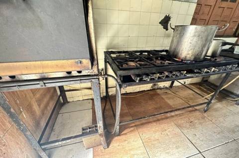 Após denúncia anônima, restaurante na Getúlio Vargas é interditado por condições precárias de higiene