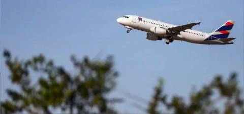 Estado de greve é anunciado por pilotos e comissários na véspera do fim de ano