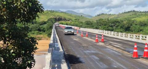 Tráfego pesado volta a ser suspenso na ponte do Rio Jequitinhonha, na BR-101