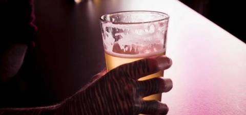 Álcool em excesso eleva risco de AVC precoce, aponta estudo