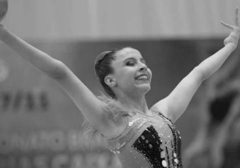 Promessa da ginástica rítmica morre ao 18 anos após luta contra câncer raro