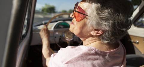 Projeto de lei prevê desconto na compra de carros para idosos