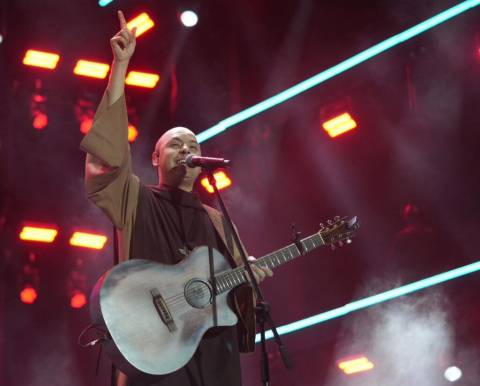 Apresentação de Frei Gilson reúne milhares de fiéis na tarde do Natal, em Salvador