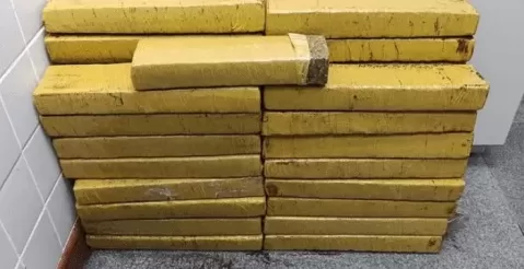 PM prende duas mulheres e apreende grande quantidade de drogas em condomínios de Feira