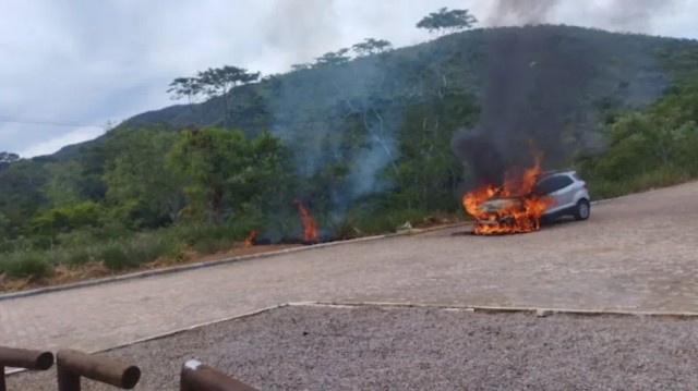Incêndio atinge veículo na BR-324 após curto-circuito