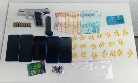 PM apreende arma e drogas em condomínio no bairro Mangabeira