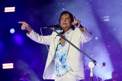 Roberto Carlos emociona público em Salvador com apresentação histórica