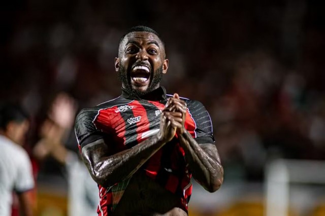 Vitória encaminha renovação aposta em Ramon e busca estabilidade defensiva