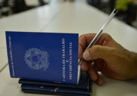 Com 5,2%, desemprego no Brasil renova menor taxa de série histórica, diz IBGE