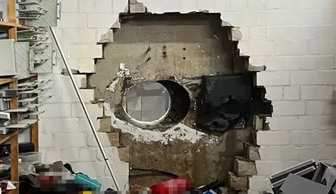 Roubo cinematofrágico: homens usam furadeira gigante e roubam € 30 milhões de banco alemão