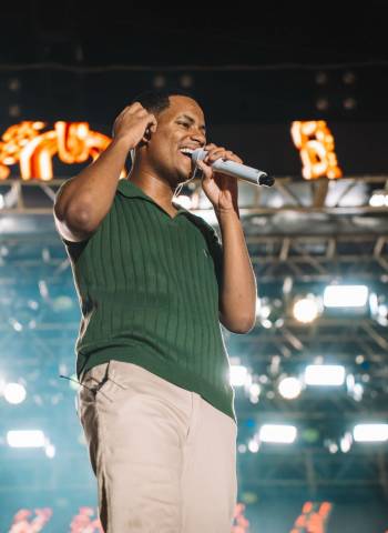 Netto Brito alcança o segundo lugar entre os artistas mais ouvidos da Bahia e consolida auge da carreira