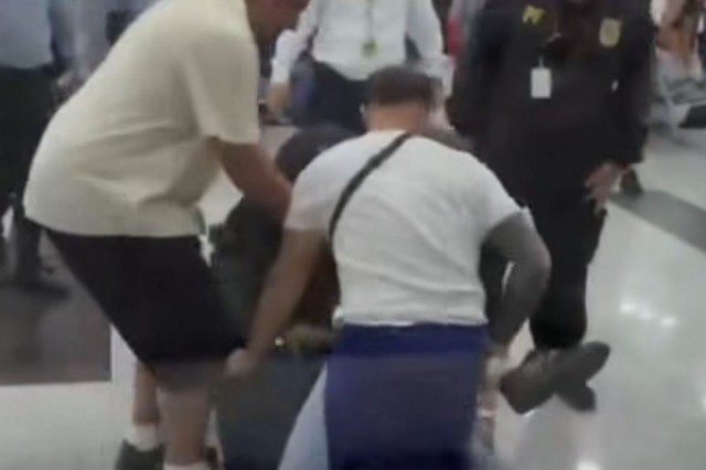 Homem é preso por depredar aeroporto após beber em sala vip