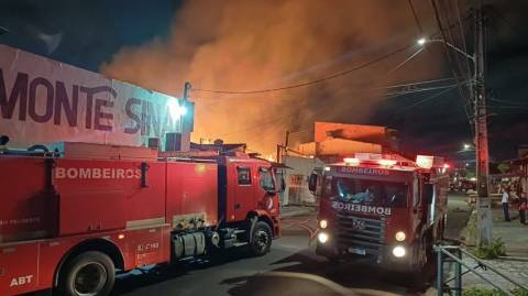 Incêndio destrói completamente madeireira no bairro Brasília, em Feira de Santana
