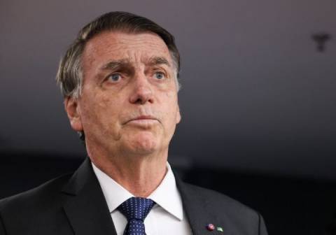 Bolsonaro recebe alta hospitalar e retorna à carceragem da PF em Brasília